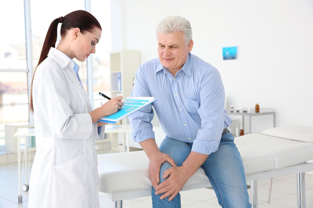 Un médico prescribe tratamiento a un paciente que sufre de osteoartritis de la articulación de la rodilla